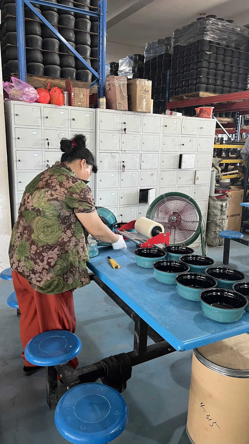 Real Sancong quality control worker checking enameled cast iron cookware surface